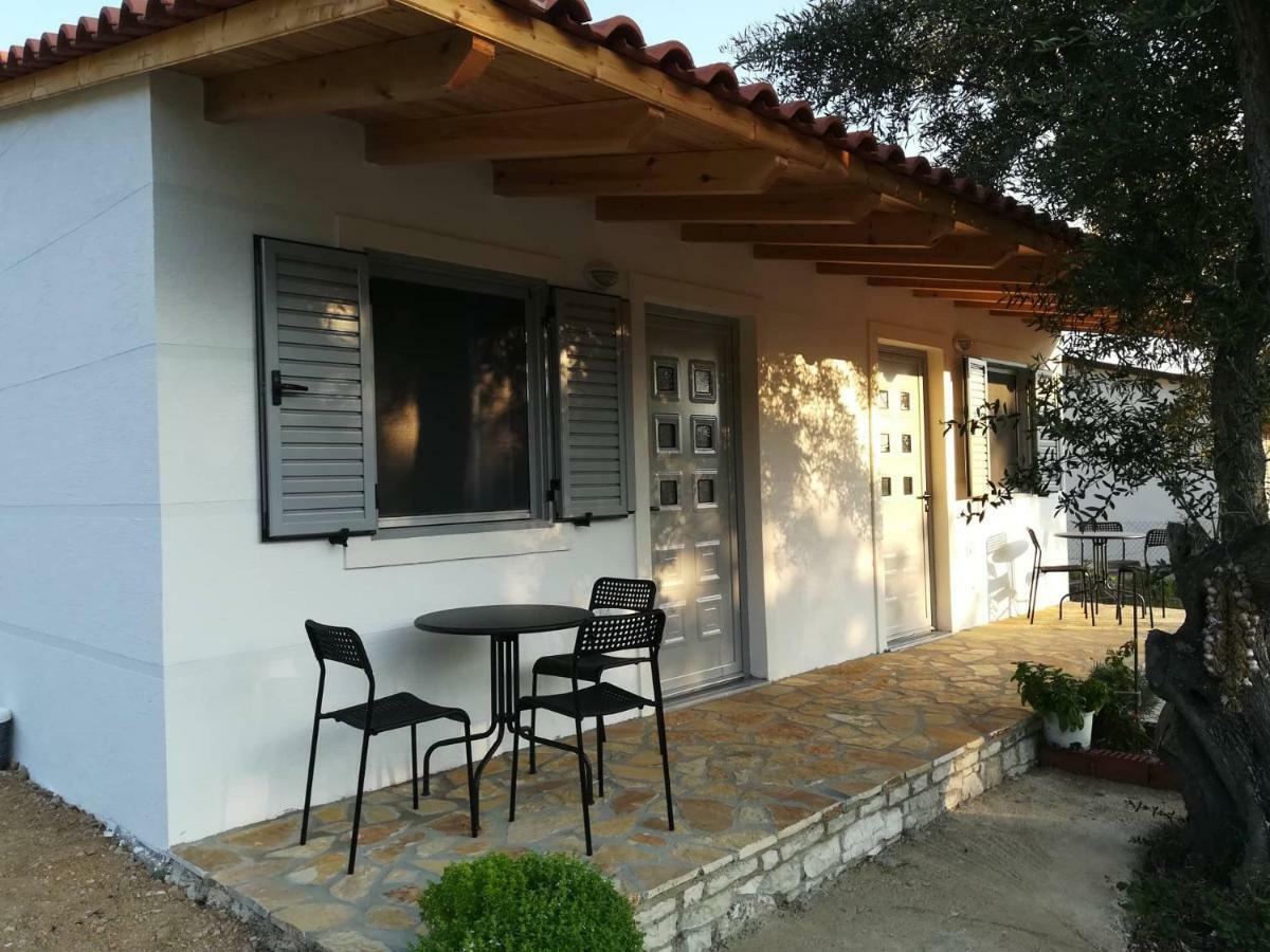 Janakis Garden Livadi Aparthotel Himare Fshat Bagian luar foto